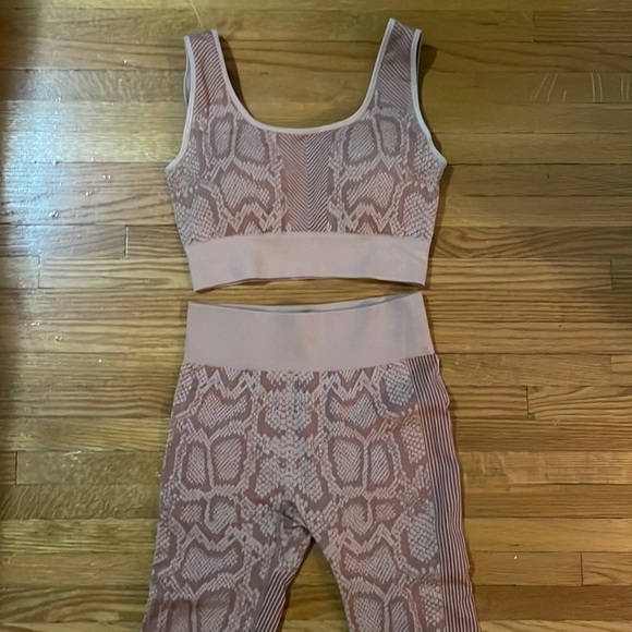 Snake Print Yoga Pants and Sports Bra Set - Picture 3 of 4
